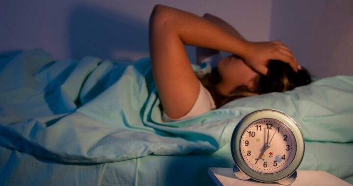 全球睡眠剝奪地圖主題視覺：呈現各國睡眠時長分布、睡眠缺口排名及與GDP的相關性趨勢