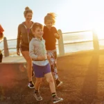 運動是身體負債的通用貨幣主題視覺：呈現不同運動劑量與全因死亡風險降低的階梯式劑量反應曲線