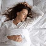 週末補眠與代謝認知恢復主題視覺：呈現補眠時長與胰島素阻抗的U型曲線、最佳補眠區間及認知功能恢復程度